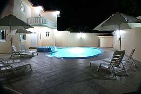 Private 6 Bedroom Villa Great for Parties