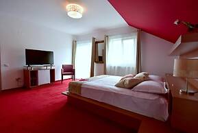 Green Wood Residence