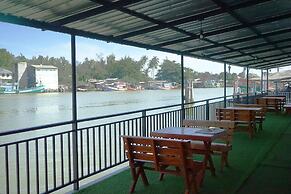 Chaiyai River Front Hotel