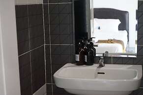 Chaiyai River Front Hotel