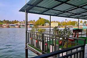 Chaiyai River Front Hotel