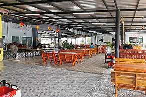 Chaiyai River Front Hotel