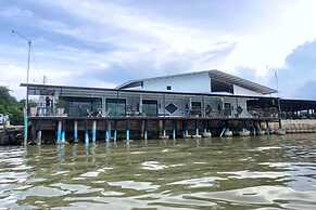 Chaiyai River Front Hotel