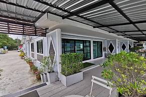 Chaiyai River Front Hotel