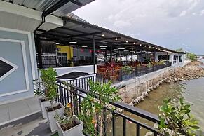 Chaiyai River Front Hotel