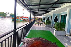 Chaiyai River Front Hotel