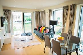 Thames View 2 Bed Apartment With Balcony