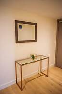 Thames View 2 Bed Apartment With Balcony