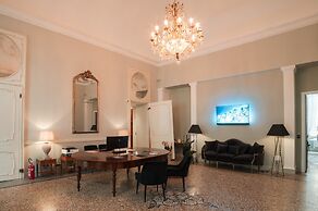 Royal Palace Luxury Suites & Hotel