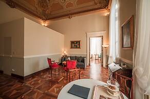 Royal Palace Luxury Suites & Hotel
