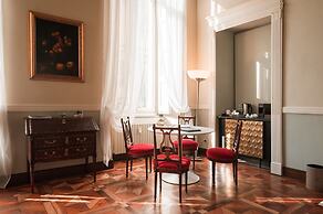 Royal Palace Luxury Suites & Hotel
