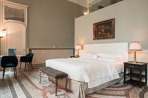 Royal Palace Luxury Suites & Hotel
