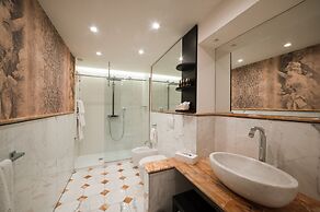 Royal Palace Luxury Suites & Hotel