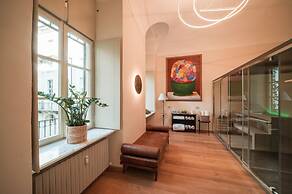 Royal Palace Luxury Suites & Hotel