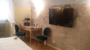Royal Palace Luxury Suites & Hotel
