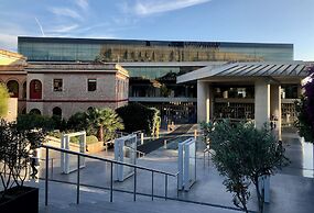 Elegant and Airy Apartment One Stop from City Center by VillaRentalsgr