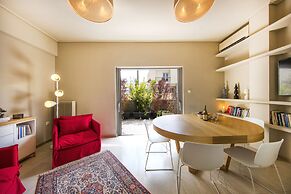 Elegant and Airy Apartment One Stop from City Center by VillaRentalsgr