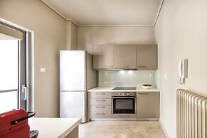 Elegant and Airy Apartment One Stop from City Center by VillaRentalsgr
