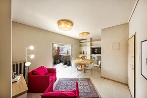 Elegant and Airy Apartment One Stop from City Center by VillaRentalsgr