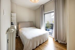 Elegant and Airy Apartment One Stop from City Center by VillaRentalsgr