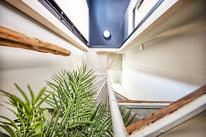 Elegant and Airy Apartment One Stop from City Center by VillaRentalsgr