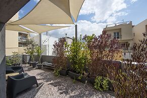 Elegant and Airy Apartment One Stop from City Center by VillaRentalsgr