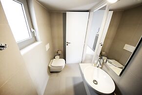 Elegant and Airy Apartment One Stop from City Center by VillaRentalsgr