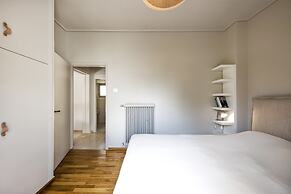 Elegant and Airy Apartment One Stop from City Center by VillaRentalsgr