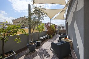 Elegant and Airy Apartment One Stop from City Center by VillaRentalsgr