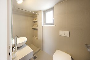 Elegant and Airy Apartment One Stop from City Center by VillaRentalsgr