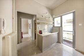 Elegant and Airy Apartment One Stop from City Center by VillaRentalsgr