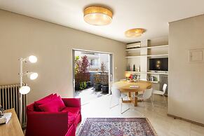Elegant and Airy Apartment One Stop from City Center by VillaRentalsgr