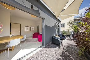 Elegant and Airy Apartment One Stop from City Center by VillaRentalsgr