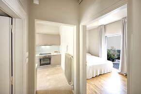Elegant and Airy Apartment One Stop from City Center by VillaRentalsgr