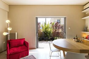 Elegant and Airy Apartment One Stop from City Center by VillaRentalsgr