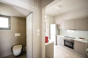 Elegant and Airy Apartment One Stop from City Center by VillaRentalsgr