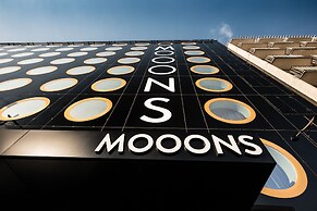 MOOONS