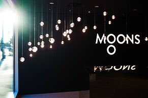MOOONS
