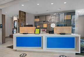 Holiday Inn Express & Suites Milwaukee - Brookfield by IHG