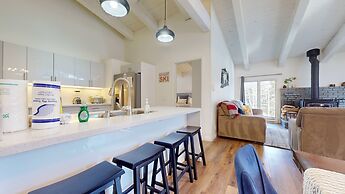 Chateau de Montagne 6 Pet-Friendly and Remodeled, On Shuttle Route by 