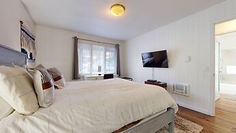 Chateau de Montagne 6 Pet-Friendly and Remodeled, On Shuttle Route by 