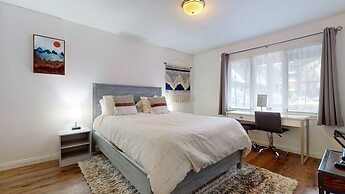 Chateau de Montagne 6 Pet-Friendly and Remodeled, On Shuttle Route by 