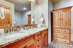 Premier Red Hawk Lodge 2 Br~walk To Slopes~kids Ski Free 2 Bedroom Con