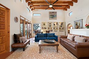 Casa Ladera - Enchanting Home, Nestled in Foothills With Spectacular V