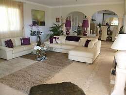 Luxury Villa With Pool & Jacuzzi