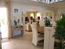 Luxury Villa With Pool & Jacuzzi