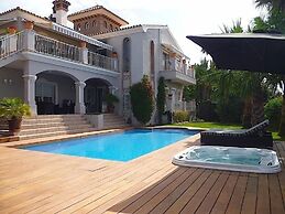 Luxury Villa With Pool & Jacuzzi
