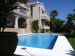 Luxury Villa With Pool & Jacuzzi