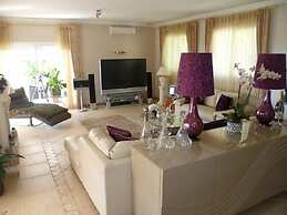 Luxury Villa With Pool & Jacuzzi