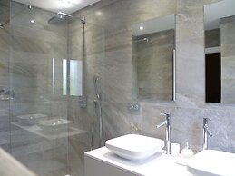 Luxury Villa With Pool & Jacuzzi